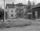 Bostadshuset till Färgaregatan 1 i Tannefors. Dokumenterat av Östergötlands museum före rivning.