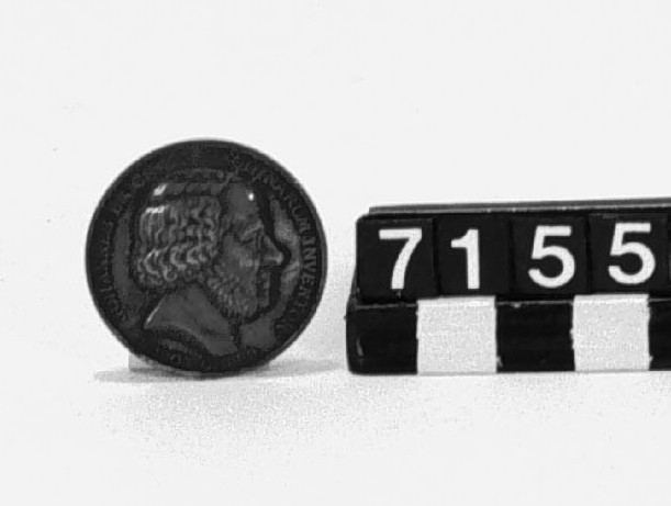Medalj i silver över John Ericsson. Slagen av Vetenskapsakademien år 1893, signerad Lea Ahlborn. Åtsidan: profil t v av John Ericsson, text runtom: "Johannes Ericsson. Madinarum, Inventor N. 1803 o. 1889". Frånsidan bild av monitor, omgiven av text: "Ingenio artem et martem direxit - Lea Ahlborn". därunder "Socio inclutissimo# reg. acad. scient. succ.# MDCCCXCIII".