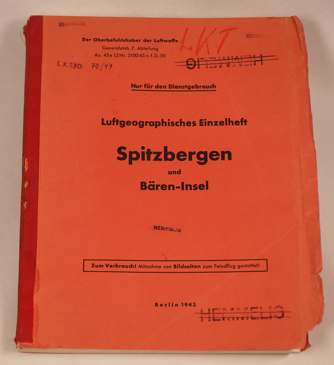 Detaljert hefte over Spitsbergen. Inneholder luftfotografier, kart og beskrivelse av steder og landskap. Utgitt i 1943, Berlin.