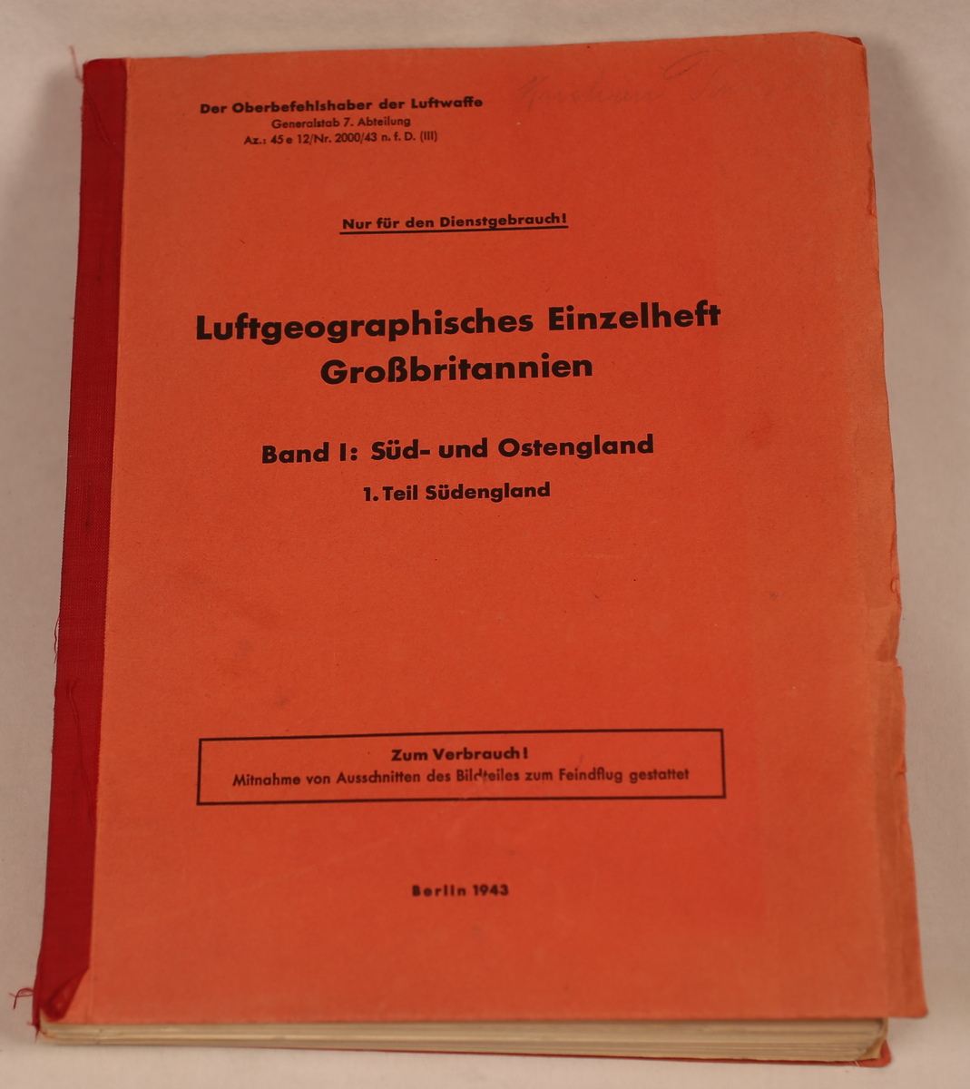 Detaljert hefte over syd- og øst England. Inneholder luftfotografier, kart og beskrivelse av steder og landskap. Utgitt i 1943, Berlin.