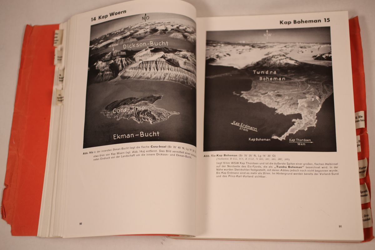 Detaljert hefte over Spitsbergen. Inneholder luftfotografier, kart og beskrivelse av steder og landskap. Utgitt i 1943, Berlin.
