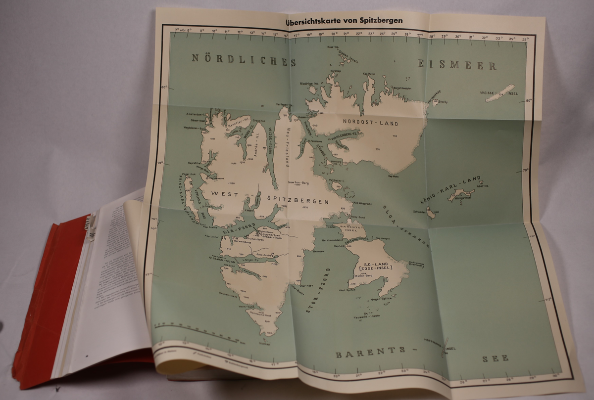 Detaljert hefte over Spitsbergen. Inneholder luftfotografier, kart og beskrivelse av steder og landskap. Utgitt i 1943, Berlin.