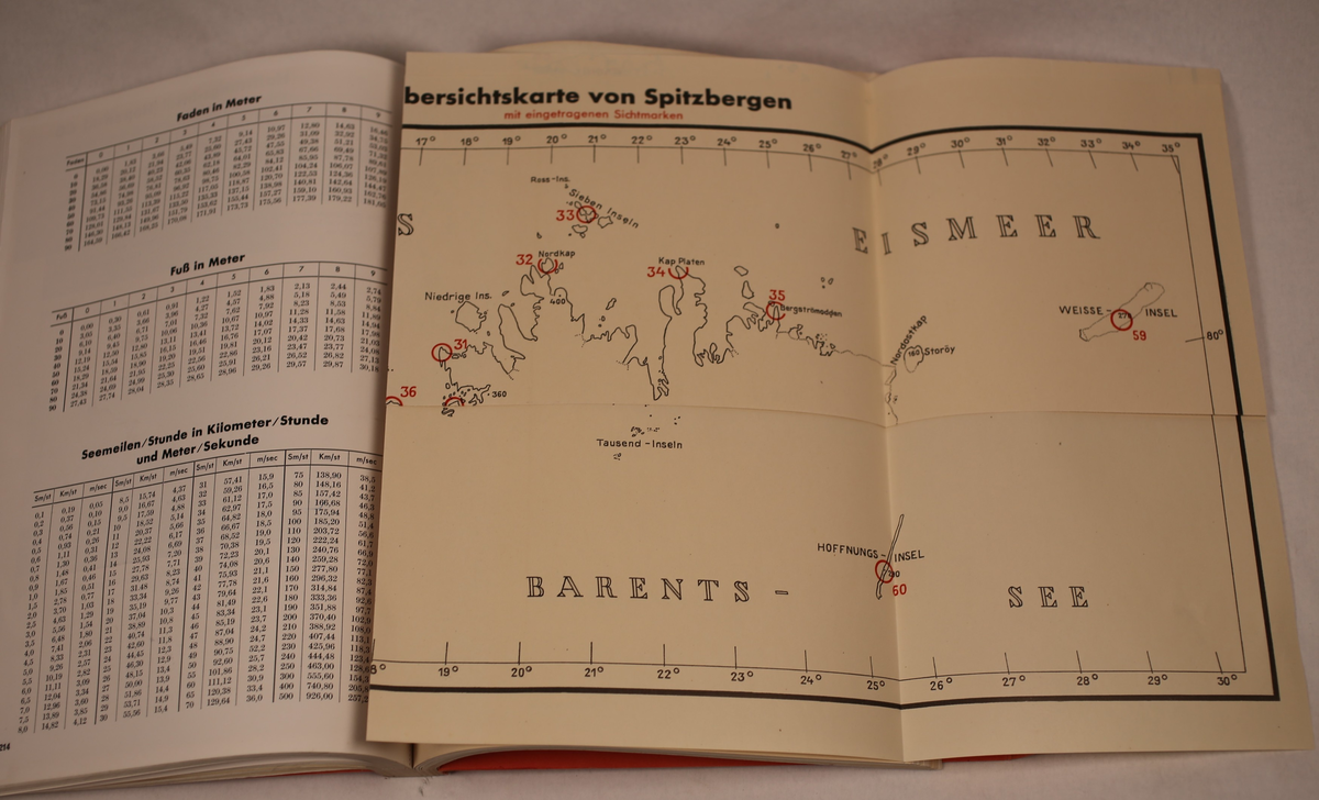 Detaljert hefte over Spitsbergen. Inneholder luftfotografier, kart og beskrivelse av steder og landskap. Utgitt i 1943, Berlin.
