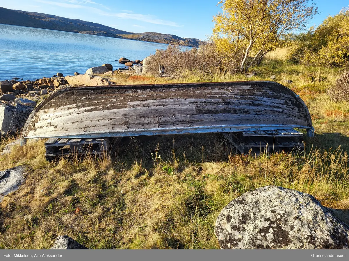 Gjenstanden er en eldre spissbåt av tre som har vært brukt til laksefisket i Neidenfjorden. Teknikken som ble brukt ved konstruksjon av båten var klinkebyggemetoden der skipsbordlagene overlapper hverandre og er klinket sammen med jernnagler. Båtens kjøl ble tilsatt en metallkant for å unngå at båtens kjøl skulle ta skade når den ble tatt på land i den steinete fjæra ved landsettingsstedet. Båten er laget i tradisjonell stil som man kjenner fra Nord-Norge og har samme utforming som spissbåter lagd av båtbyggerfirmaene Ranaspissa og Saltdalspissa. Spissbåten er 4,5 meter i lengde og 1,5 meter bred. 

Båten har ikke hatt vedlikehold siden den ble tatt på land i 2013 og det har på virket tilstanden den nå befinner seg i. Flere av skrogplankene på begge sider av båtens kjøl har fått synlige sprekker som følge av at båtplankene har vært eksponert for solen. Ved sjøsetting vil sjøvann sige inn gjennom sprekkene og fylle båten. Skroget var dekket av lag med tjærebeis som engang dekket båten har flaket av, og store deler av båtens gråe tre planker er eksponert. Båtens blåmalte ripe har flere hakk i seg som følge av alderstidsbruk, men malingen sitter enda igjen. På grunn av at båten har ligget opp fra bakken er det er ingen tegn til  at treplankene har morknet eller annen råteskader. 

Vedlikehold utført av Grenselandmuseet ved inntak var å skrape bort den gamle inntørkede og løstsittende tjærebeisen fra båtskroget.        