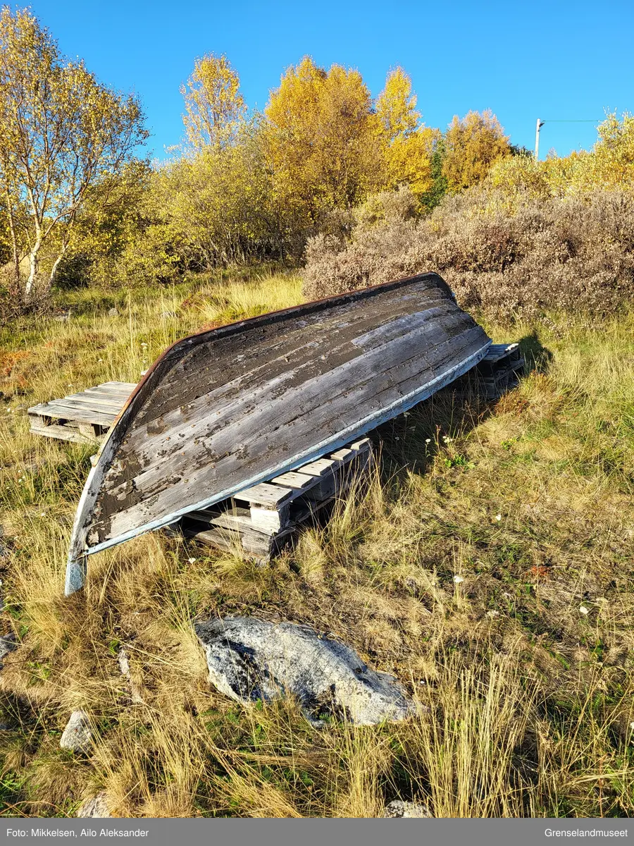 Gjenstanden er en eldre spissbåt av tre som har vært brukt til laksefisket i Neidenfjorden. Teknikken som ble brukt ved konstruksjon av båten var klinkebyggemetoden der skipsbordlagene overlapper hverandre og er klinket sammen med jernnagler. Båtens kjøl ble tilsatt en metallkant for å unngå at båtens kjøl skulle ta skade når den ble tatt på land i den steinete fjæra ved landsettingsstedet. Båten er laget i tradisjonell stil som man kjenner fra Nord-Norge og har samme utforming som spissbåter lagd av båtbyggerfirmaene Ranaspissa og Saltdalspissa. Spissbåten er 4,5 meter i lengde og 1,5 meter bred. 

Båten har ikke hatt vedlikehold siden den ble tatt på land i 2013 og det har på virket tilstanden den nå befinner seg i. Flere av skrogplankene på begge sider av båtens kjøl har fått synlige sprekker som følge av at båtplankene har vært eksponert for solen. Ved sjøsetting vil sjøvann sige inn gjennom sprekkene og fylle båten. Skroget var dekket av lag med tjærebeis som engang dekket båten har flaket av, og store deler av båtens gråe tre planker er eksponert. Båtens blåmalte ripe har flere hakk i seg som følge av alderstidsbruk, men malingen sitter enda igjen. På grunn av at båten har ligget opp fra bakken er det er ingen tegn til  at treplankene har morknet eller annen råteskader. 

Vedlikehold utført av Grenselandmuseet ved inntak var å skrape bort den gamle inntørkede og løstsittende tjærebeisen fra båtskroget.        