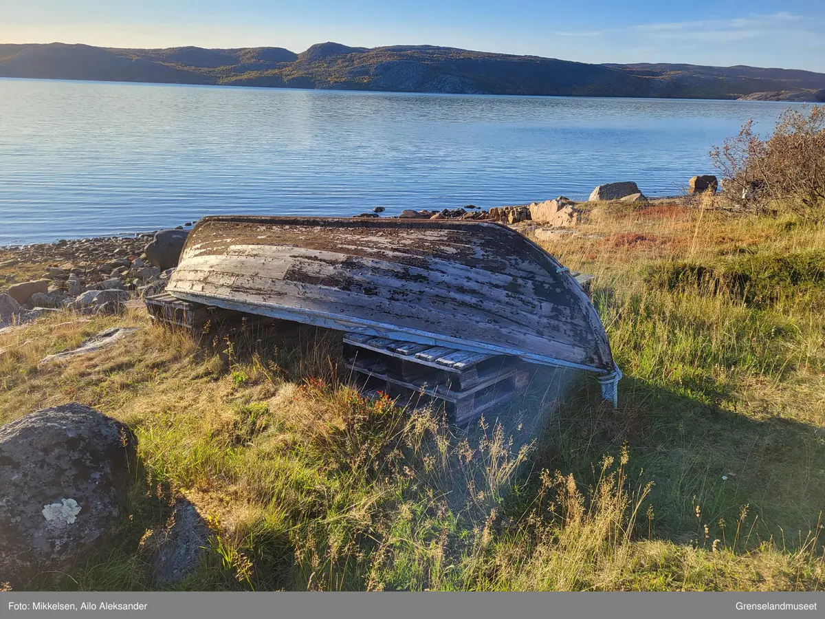 Gjenstanden er en eldre spissbåt av tre som har vært brukt til laksefisket i Neidenfjorden. Teknikken som ble brukt ved konstruksjon av båten var klinkebyggemetoden der skipsbordlagene overlapper hverandre og er klinket sammen med jernnagler. Båtens kjøl ble tilsatt en metallkant for å unngå at båtens kjøl skulle ta skade når den ble tatt på land i den steinete fjæra ved landsettingsstedet. Båten er laget i tradisjonell stil som man kjenner fra Nord-Norge og har samme utforming som spissbåter lagd av båtbyggerfirmaene Ranaspissa og Saltdalspissa. Spissbåten er 4,5 meter i lengde og 1,5 meter bred. 

Båten har ikke hatt vedlikehold siden den ble tatt på land i 2013 og det har på virket tilstanden den nå befinner seg i. Flere av skrogplankene på begge sider av båtens kjøl har fått synlige sprekker som følge av at båtplankene har vært eksponert for solen. Ved sjøsetting vil sjøvann sige inn gjennom sprekkene og fylle båten. Skroget var dekket av lag med tjærebeis som engang dekket båten har flaket av, og store deler av båtens gråe tre planker er eksponert. Båtens blåmalte ripe har flere hakk i seg som følge av alderstidsbruk, men malingen sitter enda igjen. På grunn av at båten har ligget opp fra bakken er det er ingen tegn til  at treplankene har morknet eller annen råteskader. 

Vedlikehold utført av Grenselandmuseet ved inntak var å skrape bort den gamle inntørkede og løstsittende tjærebeisen fra båtskroget.        