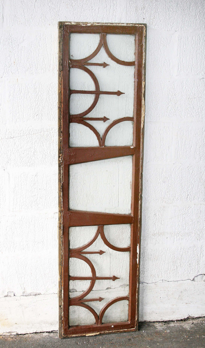 Insidan ljusgrå med 3 speglar. Utsidan brun med dekorerade fält, upptill med bågar, i mitten med rombiska figurer samt nedtill med räfflor och halvrunda stavar mellan lister. Automatisk stängningsanordning påsatt. Mässingstycke. Extra lås. Firmadekaler "Skånska Cementgjuteriet" och "Bofors Nohab". Smalt tvärställt fönster med dekor av pilar och bågar. B 1440 H 390 mm. Del av karm samt dörrfoder medföljer. Okänd härkomst.