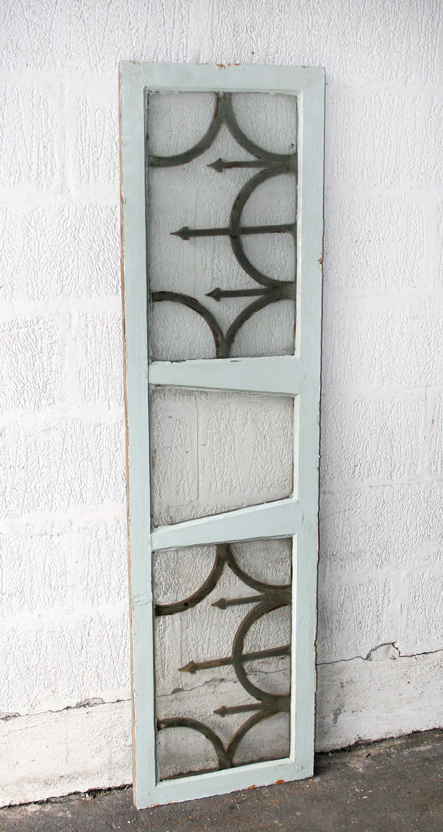 Insidan ljusgrå med 3 speglar. Utsidan brun med dekorerade fält, upptill med bågar, i mitten med rombiska figurer samt nedtill med räfflor och halvrunda stavar mellan lister. Automatisk stängningsanordning påsatt. Mässingstycke. Extra lås. Firmadekaler "Skånska Cementgjuteriet" och "Bofors Nohab". Smalt tvärställt fönster med dekor av pilar och bågar. B 1440 H 390 mm. Del av karm samt dörrfoder medföljer. Okänd härkomst.