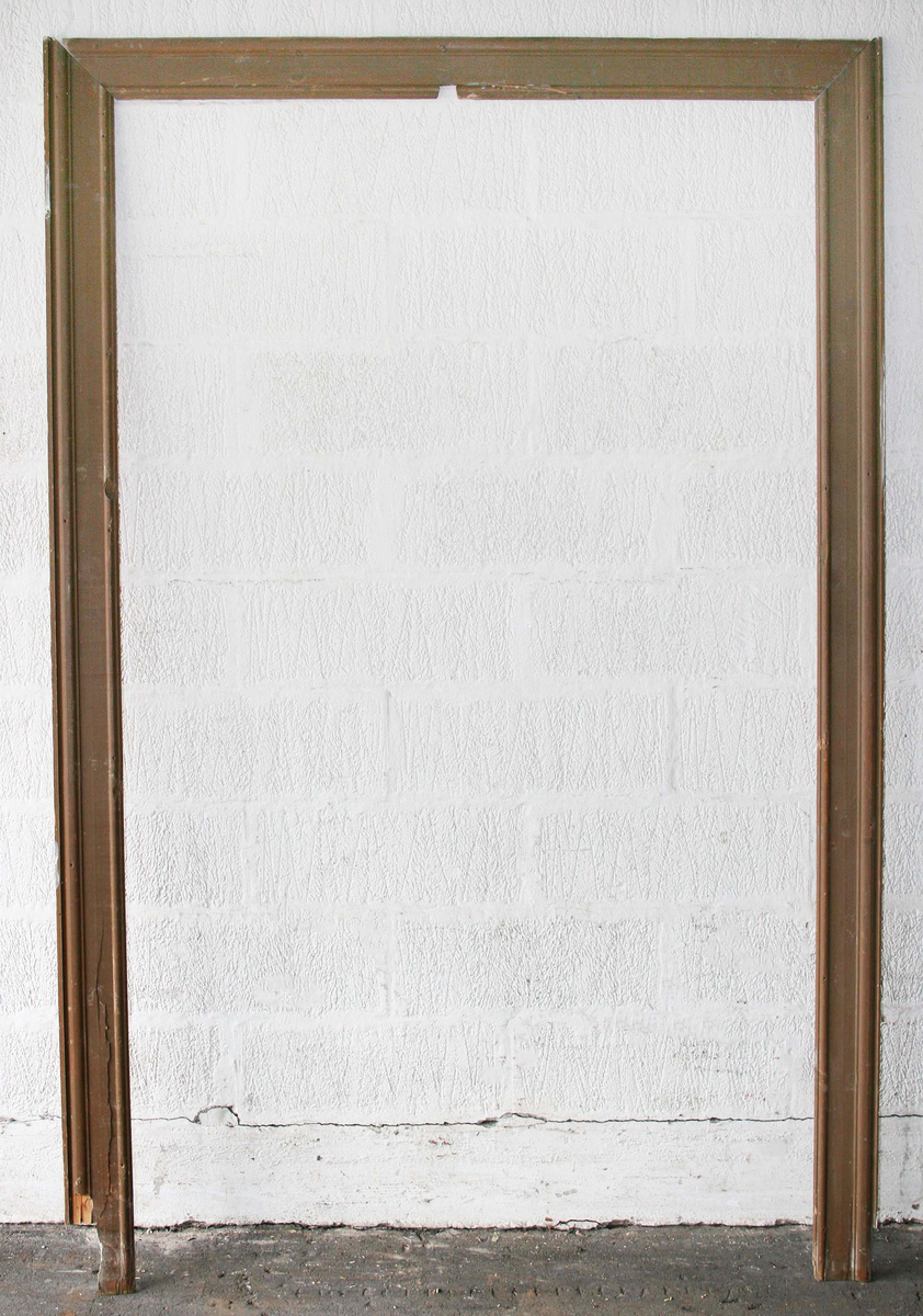 Insidan ljusgrå med 3 speglar. Utsidan brun med dekorerade fält, upptill med bågar, i mitten med rombiska figurer samt nedtill med räfflor och halvrunda stavar mellan lister. Automatisk stängningsanordning påsatt. Mässingstycke. Extra lås. Firmadekaler "Skånska Cementgjuteriet" och "Bofors Nohab". Smalt tvärställt fönster med dekor av pilar och bågar. B 1440 H 390 mm. Del av karm samt dörrfoder medföljer. Okänd härkomst.