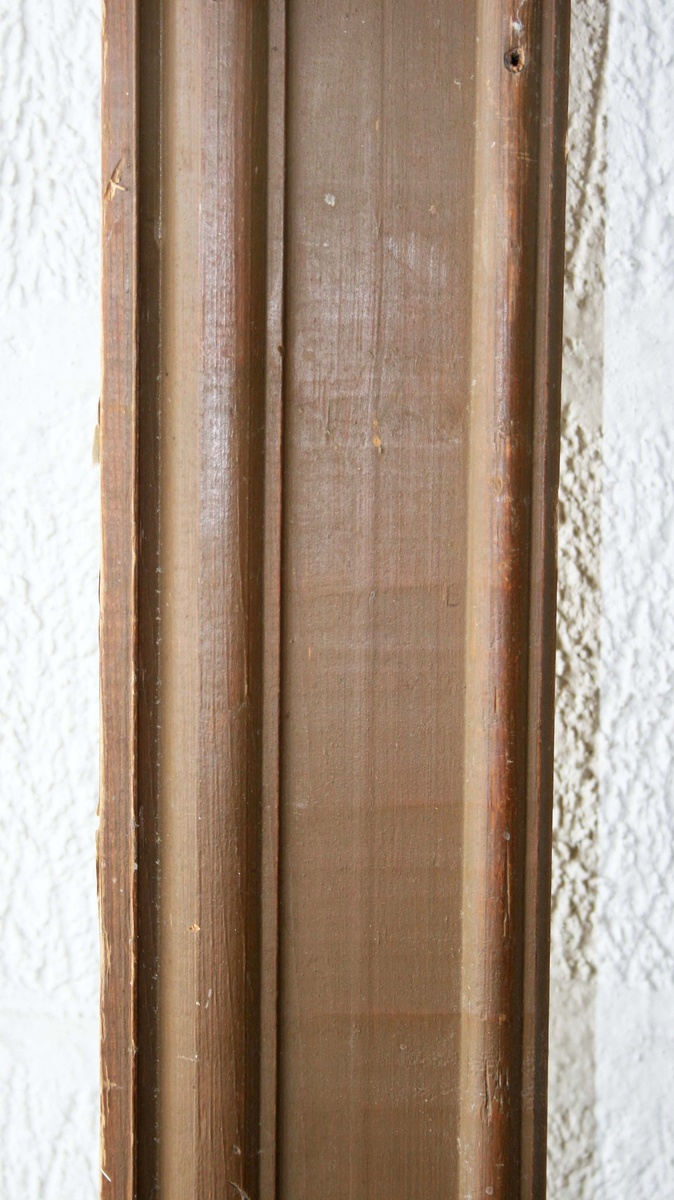 Insidan ljusgrå med 3 speglar. Utsidan brun med dekorerade fält, upptill med bågar, i mitten med rombiska figurer samt nedtill med räfflor och halvrunda stavar mellan lister. Automatisk stängningsanordning påsatt. Mässingstycke. Extra lås. Firmadekaler "Skånska Cementgjuteriet" och "Bofors Nohab". Smalt tvärställt fönster med dekor av pilar och bågar. B 1440 H 390 mm. Del av karm samt dörrfoder medföljer. Okänd härkomst.