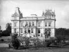 Vy över Araby herrgård, huvudbyggnaden, ca 1890, sedd från parken. På trappan och på balkongen syns några människor.