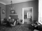 Residenset i Växjö. Interiör av vardagsrum / sällskapsrum. Ca. 1920.