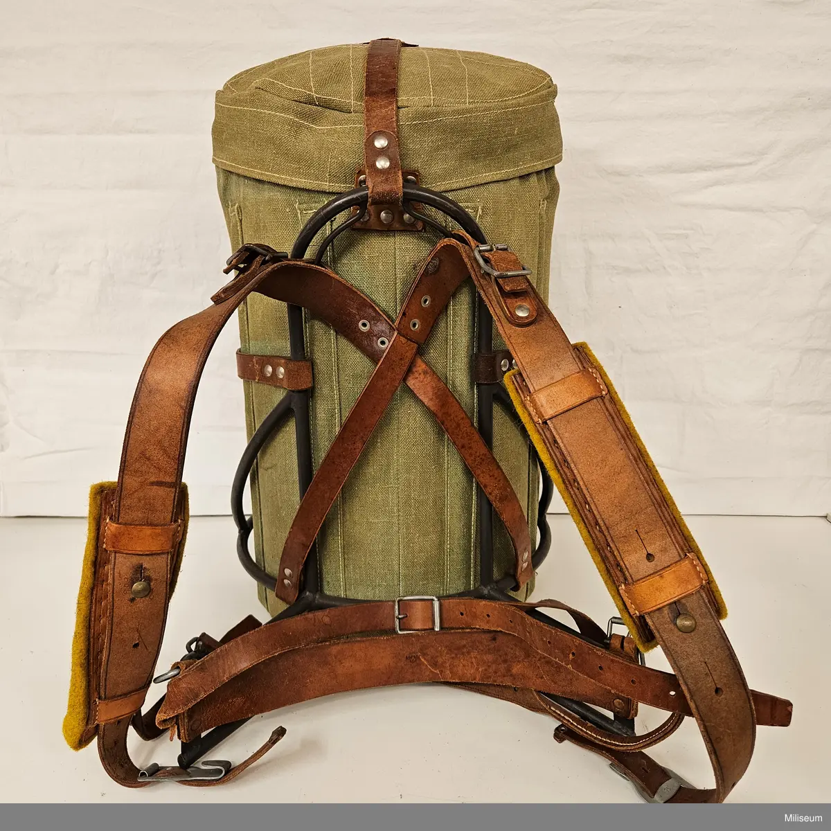 Mattransportkärl m/1944, komplett med bärmes.