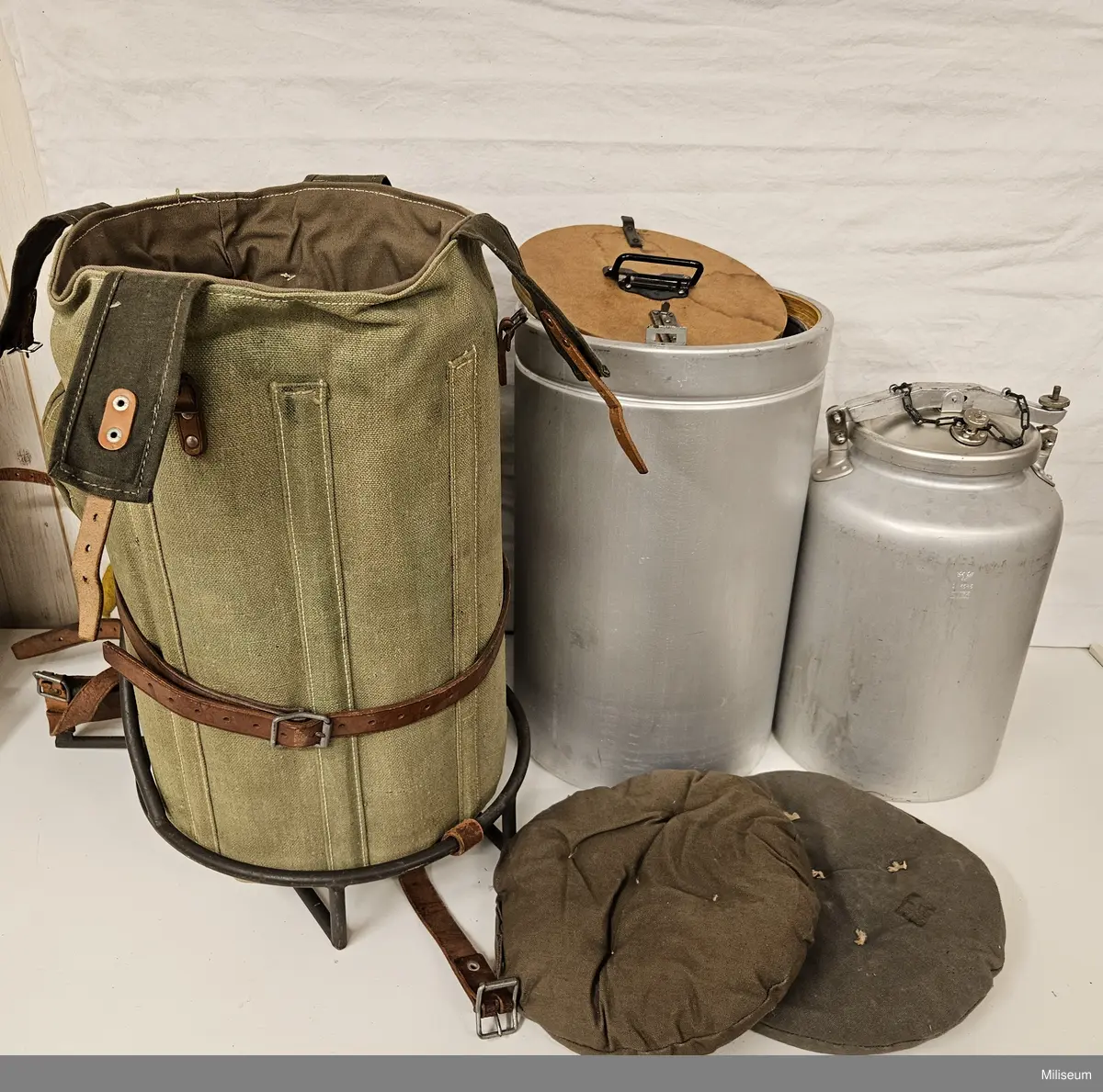 Mattransportkärl m/1944, komplett med bärmes.