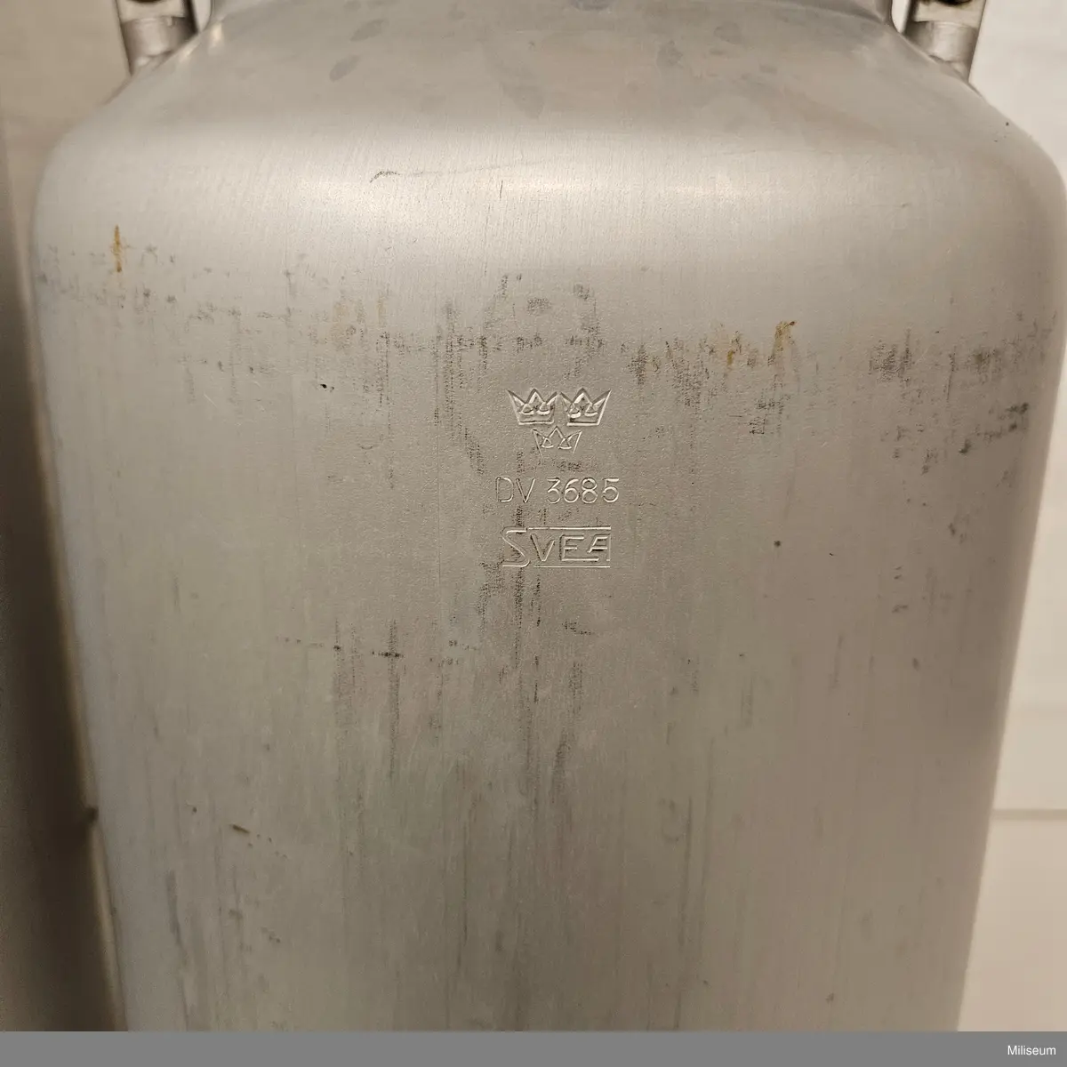 Mattransportkärl m/1944, komplett med bärmes.