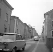 Utefter Föreningsgatan i Linköping 1968. Huvudgata genom bostadsområdet Stolplyckan. Välvilliga skulle kalla husraden för charmig, mindre positivt inställda för slitna och bortom räddning. De sistnämnda fick rätt. Området kom under det påföljande decenniet att närmast fullkomligt att utraderas för att ge plats för ny bebyggelse.