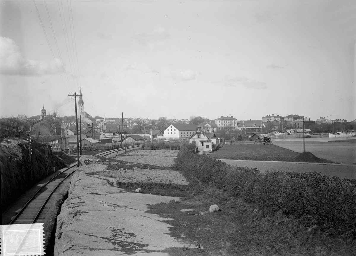 Vad som vid förra sekelskiftet mötte tågresenärer som anträdde Linköping från öster. Markörer i bilden kan precisera fotografiets tillkomsttid till våren 1896 eller möjligtvis samma årstid 1897.