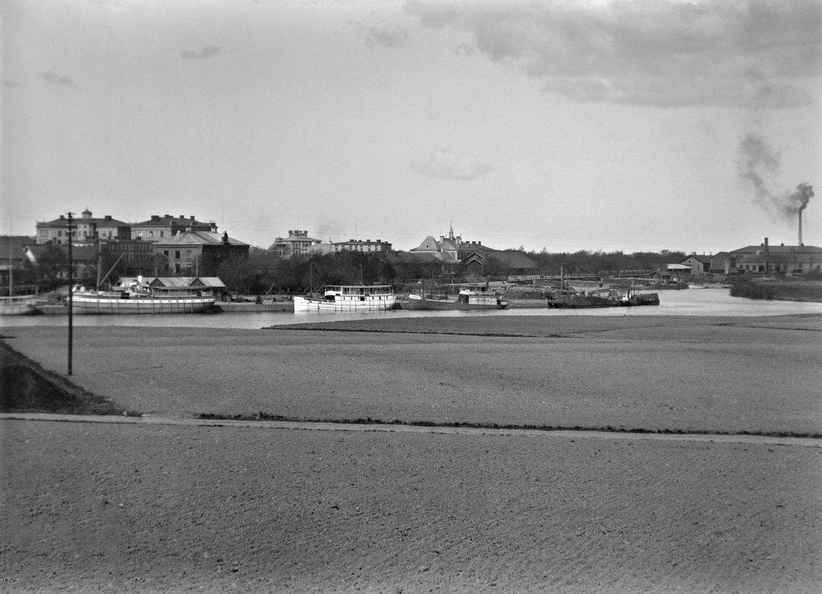 Vy mot Linköpings hamn där markörer i bilden kan precisera fotografiets tillkomsttid till våren 1896 eller möjligtvis samma årstid 1897.