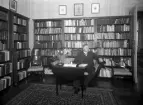 Biskop Sam Stadener i biblioteket på Östrabo, ca. 1935.
