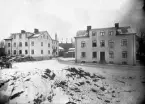 Personalbostäder på Hovsgatan 14, med Kristinebergs bryggeri i bakgrunden. Växjö ca 1910. Vinter.