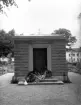 Operasångerskan Kristina Nilssons nybyggda mausoleum på Tegnérkyrkogården, 1923. I bakgrunden syns en del av Sandgärdsgatan.