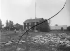 Okänd Bondgård i Kronobergs län, ca. 1905. En man med cykel och en kvinna står uppställda framför.