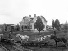 Stort bostadshus vid sågverk. Brädgård. Ca. 1905, okänd plats i Kronobergs län.