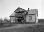 Okänt bostadshus i Kronobergs län, ca 1900. En familj står på verandan.