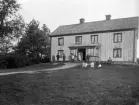 Familjen Pettersson vid huset vid Boskvarn utanför Lindshammar, augusti 1900.