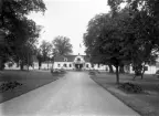 Gåvetorps herrgård, efter renoveringen 1918. Vägen upp till huvudbyggnaden