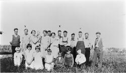 Johan Grønseth med familie og norske naboer i Canada, rundt 
