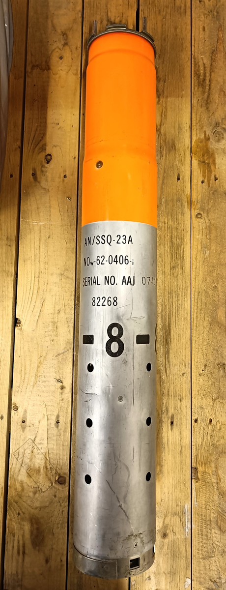 Sonarbøye AN/SSQ-23A
Sonarbøye for å finne ubåter og deres posisjon.
Sonarbøyen blir sluppet ut fra fly og daler ned i vannet i fallskjerm og senkes ned på angitt dybde. Ved kontakt med sjøvannet begynner bøyen å sende informasjon om hva den «hører». 
Denne sonarbøyen er PASSIV, og det betyr at den bare lytter etter ubåter og ikke selv sender ut et aktivt signal. 
Andre typer sonarbøyer kan sende ut signal for å aktivt søke etter ubåter, de betegnes da AKTIVE. 
Informasjonen bøyen får inn sendes via radiosignal tilbake til flyet eller fartøyer, som er innenfor rekkevidde og kan motta signalene.
Sonarbøyene kan også sende informasjon om temperaturer, hvaler og annet. 
Flyet, som slipper ut sonarbøyen, kan for eksempel være P3-C ORION. Luftforsvaret har frem til 2023 operert flere P3-C ORION.