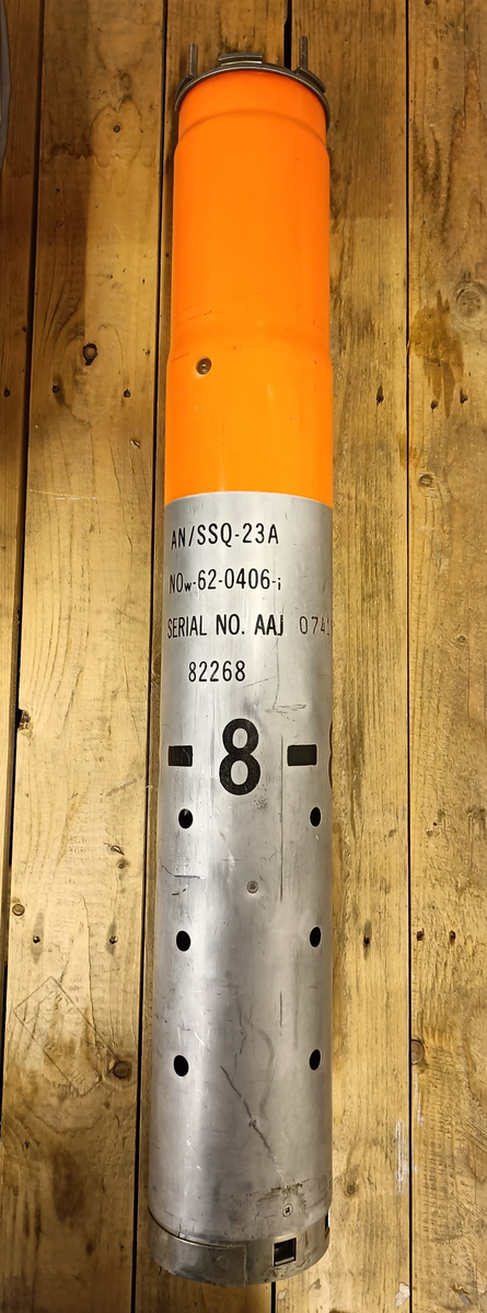 Sonarbøye AN/SSQ-23A
Sonarbøye for å finne ubåter og deres posisjon.
Sonarbøyen blir sluppet ut fra fly og daler ned i vannet i fallskjerm og senkes ned på angitt dybde. Ved kontakt med sjøvannet begynner bøyen å sende informasjon om hva den «hører». 
Denne sonarbøyen er PASSIV, og det betyr at den bare lytter etter ubåter og ikke selv sender ut et aktivt signal. 
Andre typer sonarbøyer kan sende ut signal for å aktivt søke etter ubåter, de betegnes da AKTIVE. 
Informasjonen bøyen får inn sendes via radiosignal tilbake til flyet eller fartøyer, som er innenfor rekkevidde og kan motta signalene.
Sonarbøyene kan også sende informasjon om temperaturer, hvaler og annet. 
Flyet, som slipper ut sonarbøyen, kan for eksempel være P3-C ORION. Luftforsvaret har frem til 2023 operert flere P3-C ORION.