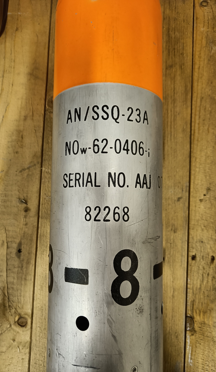 Sonarbøye AN/SSQ-23A
Sonarbøye for å finne ubåter og deres posisjon.
Sonarbøyen blir sluppet ut fra fly og daler ned i vannet i fallskjerm og senkes ned på angitt dybde. Ved kontakt med sjøvannet begynner bøyen å sende informasjon om hva den «hører». 
Denne sonarbøyen er PASSIV, og det betyr at den bare lytter etter ubåter og ikke selv sender ut et aktivt signal. 
Andre typer sonarbøyer kan sende ut signal for å aktivt søke etter ubåter, de betegnes da AKTIVE. 
Informasjonen bøyen får inn sendes via radiosignal tilbake til flyet eller fartøyer, som er innenfor rekkevidde og kan motta signalene.
Sonarbøyene kan også sende informasjon om temperaturer, hvaler og annet. 
Flyet, som slipper ut sonarbøyen, kan for eksempel være P3-C ORION. Luftforsvaret har frem til 2023 operert flere P3-C ORION.