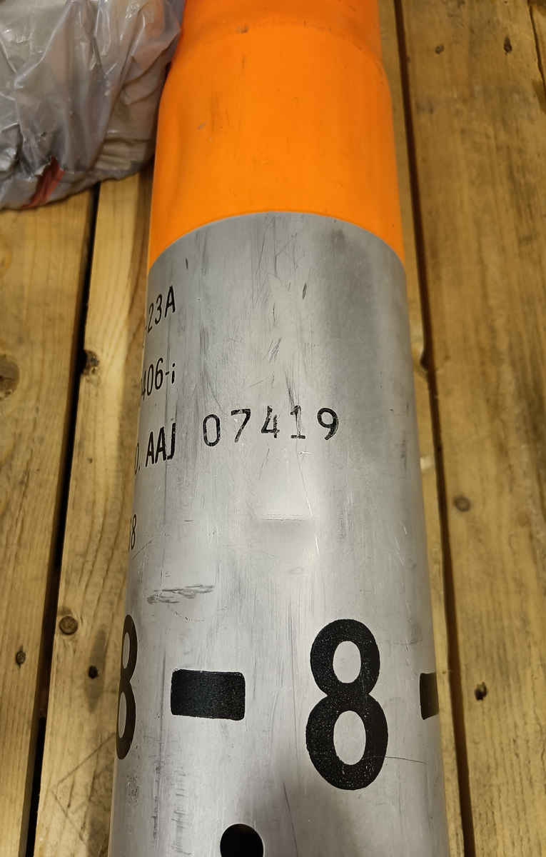 Sonarbøye AN/SSQ-23A
Sonarbøye for å finne ubåter og deres posisjon.
Sonarbøyen blir sluppet ut fra fly og daler ned i vannet i fallskjerm og senkes ned på angitt dybde. Ved kontakt med sjøvannet begynner bøyen å sende informasjon om hva den «hører». 
Denne sonarbøyen er PASSIV, og det betyr at den bare lytter etter ubåter og ikke selv sender ut et aktivt signal. 
Andre typer sonarbøyer kan sende ut signal for å aktivt søke etter ubåter, de betegnes da AKTIVE. 
Informasjonen bøyen får inn sendes via radiosignal tilbake til flyet eller fartøyer, som er innenfor rekkevidde og kan motta signalene.
Sonarbøyene kan også sende informasjon om temperaturer, hvaler og annet. 
Flyet, som slipper ut sonarbøyen, kan for eksempel være P3-C ORION. Luftforsvaret har frem til 2023 operert flere P3-C ORION.