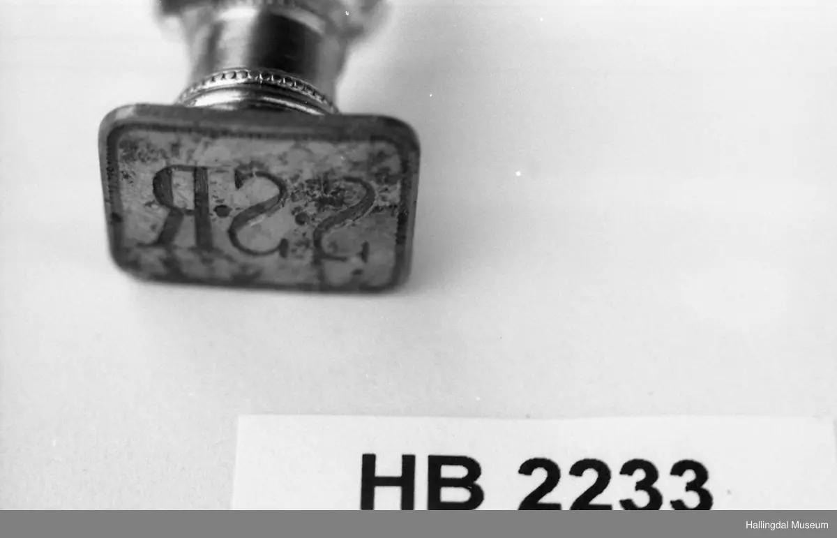 Signetstempel med glasskaft. S.S.R. lengde 9 cm.