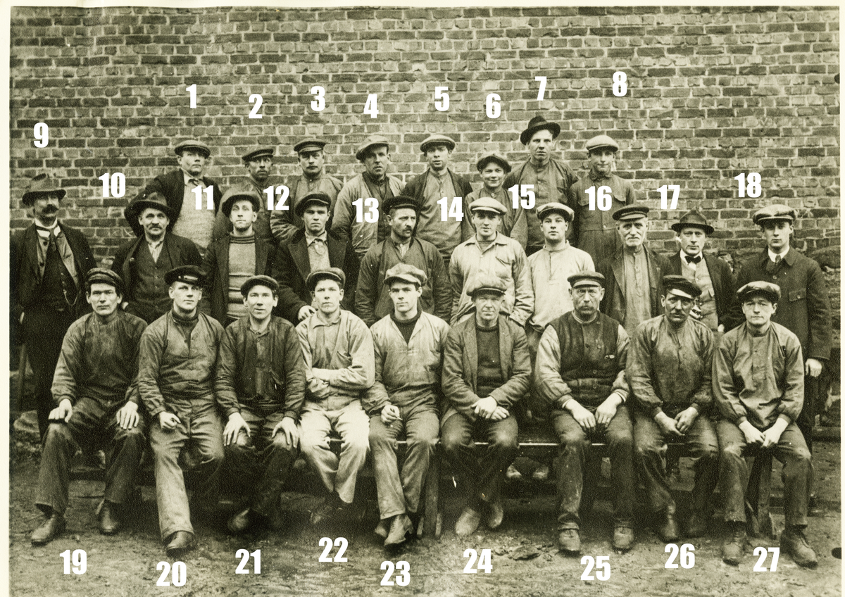 Gruppbild. Delar av arbetsstyrkan år 1924. Fr. v. övr. raden 1.*Hilding Albanus Stockelberg (29/5 1889 Fässberg-), 2. Hilmer Berndtsson, 3. Nils Persson, 4. Fritiof Andersson, 5. Sven Frisk, 6. Karl Strömberg, 7. Ernst Berg och 8. Thure Björkman. Mittraden fr. v. 9. Eric Gustaf Hedenberg(född 1875 som Henriksson), 10. Carl Nilsson, 11. Johan Ahl, 12. Samuel Andersson,13. *Oska Alexius Eliasson (f.1890), 14. Erik Nilsson,15.  Arvid Qvist, 16. Alfred Thorsson, 17. *Fritz Otto Gustaf Meyer (21/11 1897 Tyska S:t Getud Stockholm-, Civilingenjör) och 18. Olof "Olle" Hedenberg. Sittande fr. v. 19. *Vidar Barthold Jansson (27/12 1891 Fässberg-), Nr 19 var bror till nr. 21 och 22. 20. Theodor Berndtsson, 21. *Vilhelm Fredrik Jansson( 30/3 1897), 22. *Arthur Reinhold Jansson (16/8 1901), 23. Torsten *Herbert Eliasson (13/3 1903), 24. *Karl Gustaf Blom (1/8 1887, Tvååker), 25. Axel Johansson, 26. Martin Engberg (31/5 1875, Skrea) och 27. John Larsson