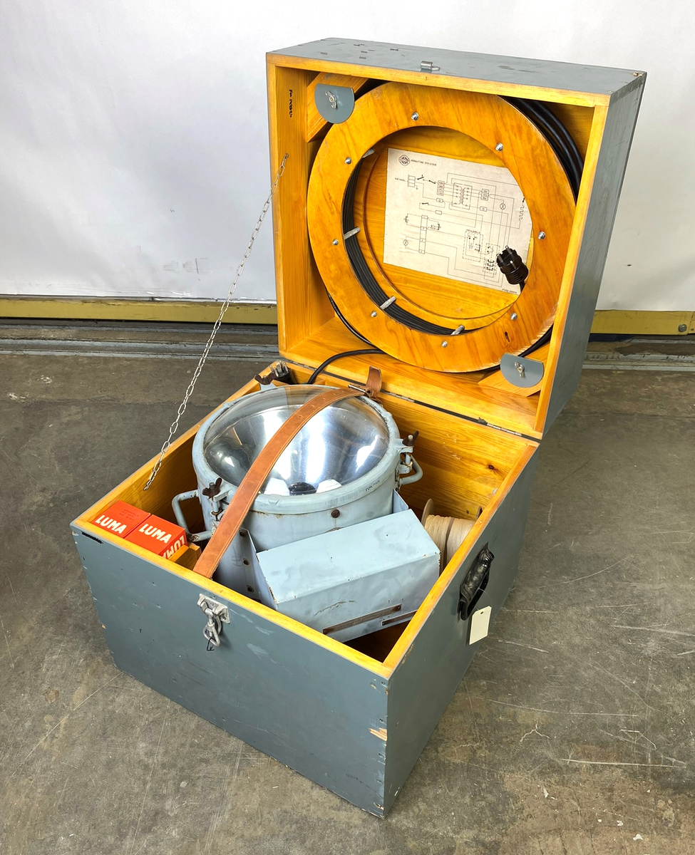 Nattmolnhöjdmätare i förvaringslåda med tillbehör. 
1 st höjdvinkelmätare, 2 st extra glödlampor, 1 st trådvinda, 1 st lös kontakt, 1 st aluminiumrör.
Kabelvinda och kopplingsschema i locket.