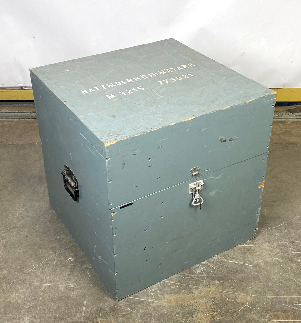 Nattmolnhöjdmätare i förvaringslåda med tillbehör. 
1 st höjdvinkelmätare, 2 st extra glödlampor, 1 st trådvinda, 1 st lös kontakt, 1 st aluminiumrör.
Kabelvinda och kopplingsschema i locket.