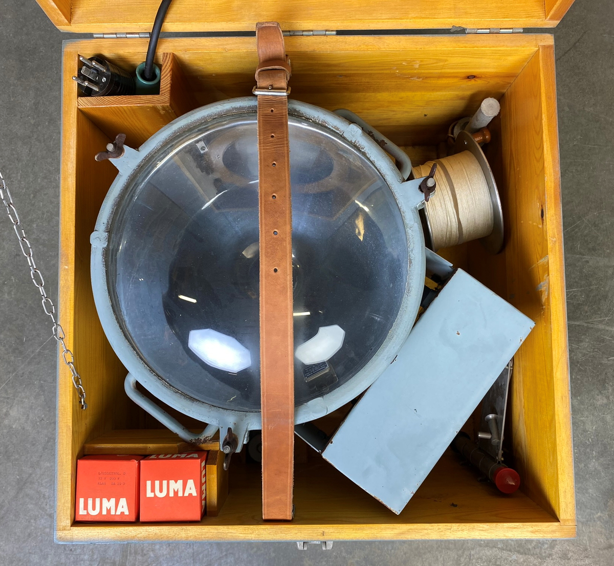 Nattmolnhöjdmätare i förvaringslåda med tillbehör. 
1 st höjdvinkelmätare, 2 st extra glödlampor, 1 st trådvinda, 1 st lös kontakt, 1 st aluminiumrör.
Kabelvinda och kopplingsschema i locket.
