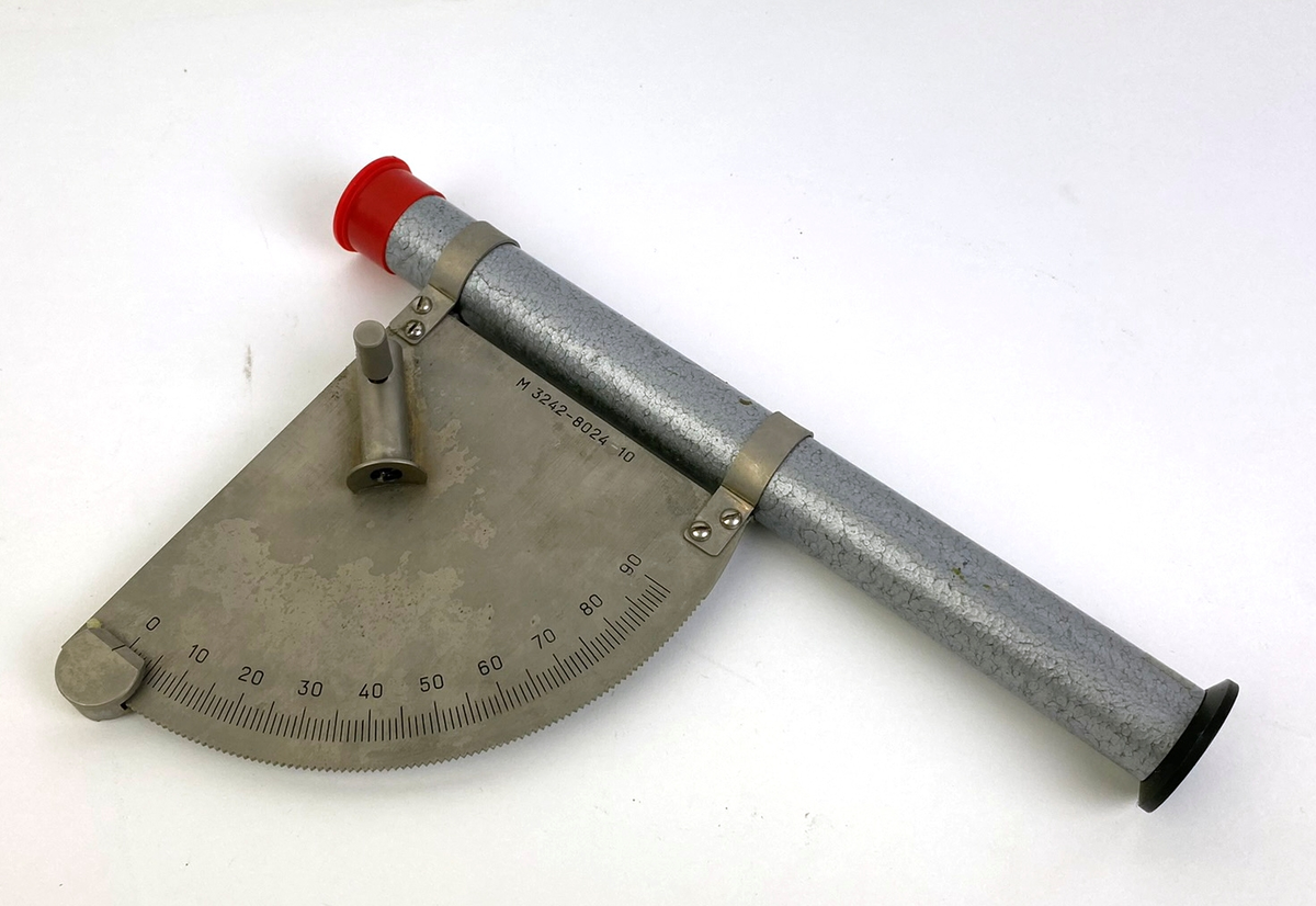 Nattmolnhöjdmätare i förvaringslåda med tillbehör. 
1 st höjdvinkelmätare, 2 st extra glödlampor, 1 st trådvinda, 1 st lös kontakt, 1 st aluminiumrör.
Kabelvinda och kopplingsschema i locket.