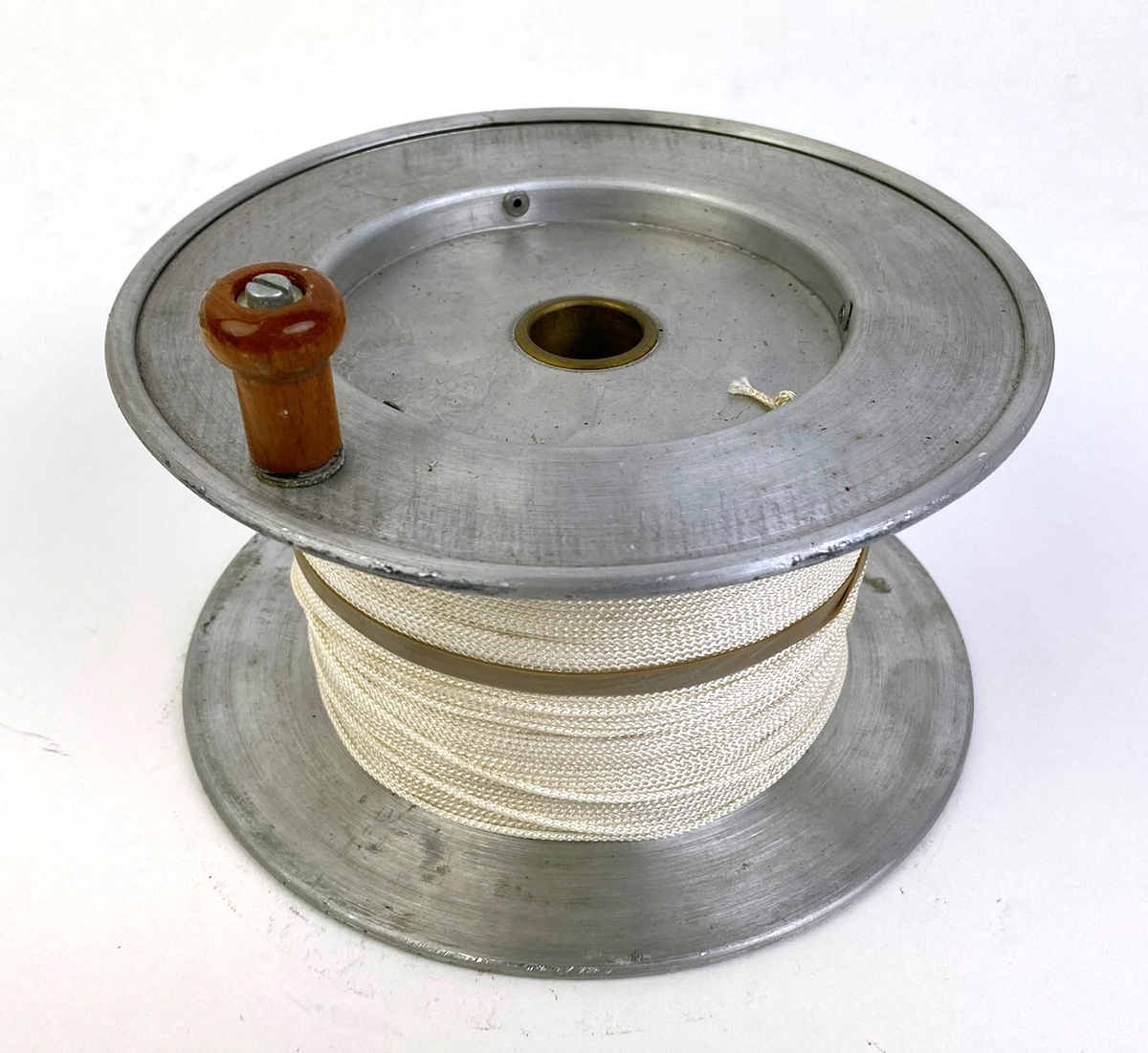 Nattmolnhöjdmätare i förvaringslåda med tillbehör. 
1 st höjdvinkelmätare, 2 st extra glödlampor, 1 st trådvinda, 1 st lös kontakt, 1 st aluminiumrör.
Kabelvinda och kopplingsschema i locket.