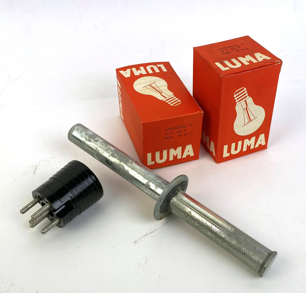 Nattmolnhöjdmätare i förvaringslåda med tillbehör. 
1 st höjdvinkelmätare, 2 st extra glödlampor, 1 st trådvinda, 1 st lös kontakt, 1 st aluminiumrör.
Kabelvinda och kopplingsschema i locket.