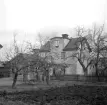 Något indraget från gatan låg detta bostadshus utefter Åbylundsgränd i Linköping. Dokumenterat av Östergötlands museum hösten 1967, kort före rivning.