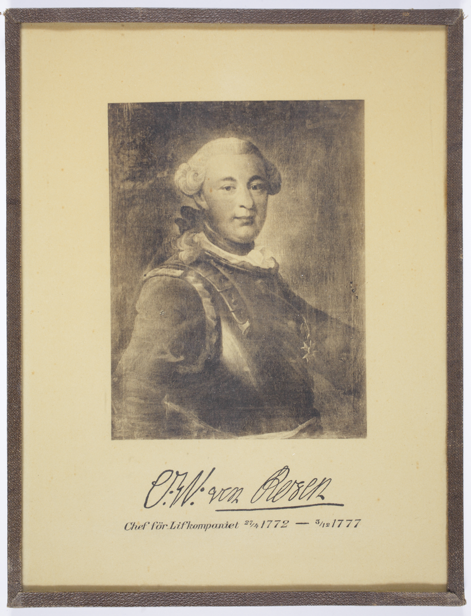 En man i 1700-talsuniform med harnesk och vitpudrad peruk.
Friherre Otto Wilhelm von Rosen, överste Kungl. Kronobergs regemente 1772-1777.