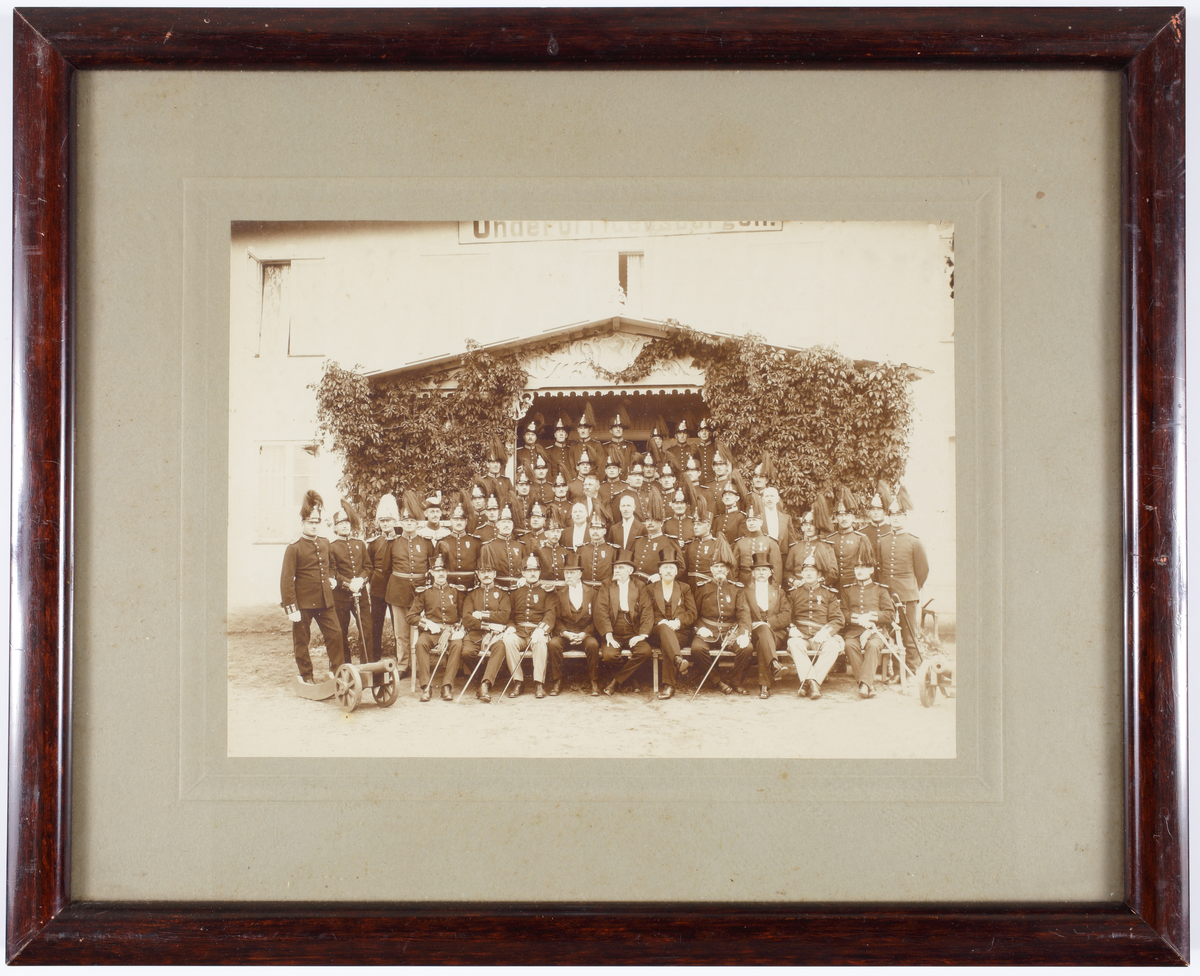 Avskedsfesten vid Kronobergshed 1919. Man har samlats utanför underofficersborgen.
Översta raden fr.v.: Axel Särnman, Oscar Rydell, Gunnar Sandahl, Hjalmar Fransson, Carl Hj. Carlsson, Albert Hamnede och Carl Salomonsson.
Näst översta raden fr. v.: Algot Schötz, Carl Lind, Helge Carlsson, Georg Andersson, Carl Öster och Julius Ström.
Fjärde raden fr. v.: Viktor Pettersson, Gustaf Sjögren, Robert Såndberg, Aron Rubin, Algot Berglind, Herman Wartén och Ivar Ahlberg.
Tredje raden fr.v.: Axel Lindahl, Magnus Rydberg, Albert Thornell, Sven Ekelund, C.A. Svensson, ...Hedberg,...Hall, Anders Lönn, Carl P. Johansson och Henry Berglöf.
Andra raden fr.v.: Axel Lindblad, Oskar Theorin, Carl Andrén, Bengt Sandström, Fritiof Berglöf, Adolf Yman, Wilhelm Breman, C.W. Christiansson, Magnus Lindén, Lars Hällén, Gustaf Alm, Hjalmar Storck, Axel Johansson och Karl Nilsson.
Sittande fr.v.: Frans Gustafsson, Per Persson, Ernst Dahl, ...Johnsson, ...Lütz, Carl H. Johansson, G.D. Kjellberg, ...Sundblad, Carl Ståhl och Gustaf Löfberg.