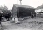 Visthusbod, på taket vinddrivet uppfordringsverk. Längd 6,20 meter, bredd 5 meter. Ägare: Riksdagsman Albert Johansson.