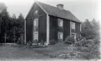 Höghult under Misterhults gård. Manbyggnad. Längd cirka 8,90 meter, bredd cirka 5,90 meter. Sedd från sydväst. Arrendator: Oskar Karlsson.