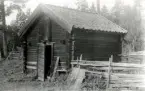 Höghult under Misterhults gård. Ladugård. Längd 3,33 meter, bredd 3,40 meter, höjd 3,55 meter totalt. Sedd från söder. Rätvinklig dubbelhaksknut. Har rymt en ko. Användes numera ej till ladugård. Mina Sand beboende.