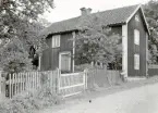 Mangårdsbyggnad i Blomsterhult. Längd ca 9,75 m. Bredd ca 4,75m. Sedd från nordväst.